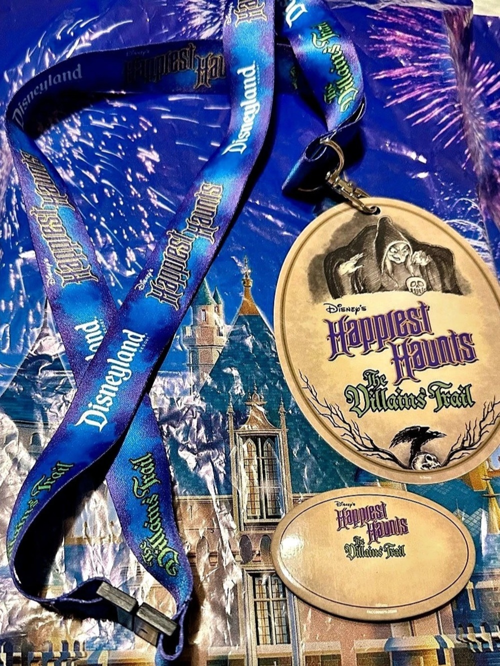 Disneyland Happiest Haunts Tour The Villains Trail Lanyard + Button Old Hag Snow